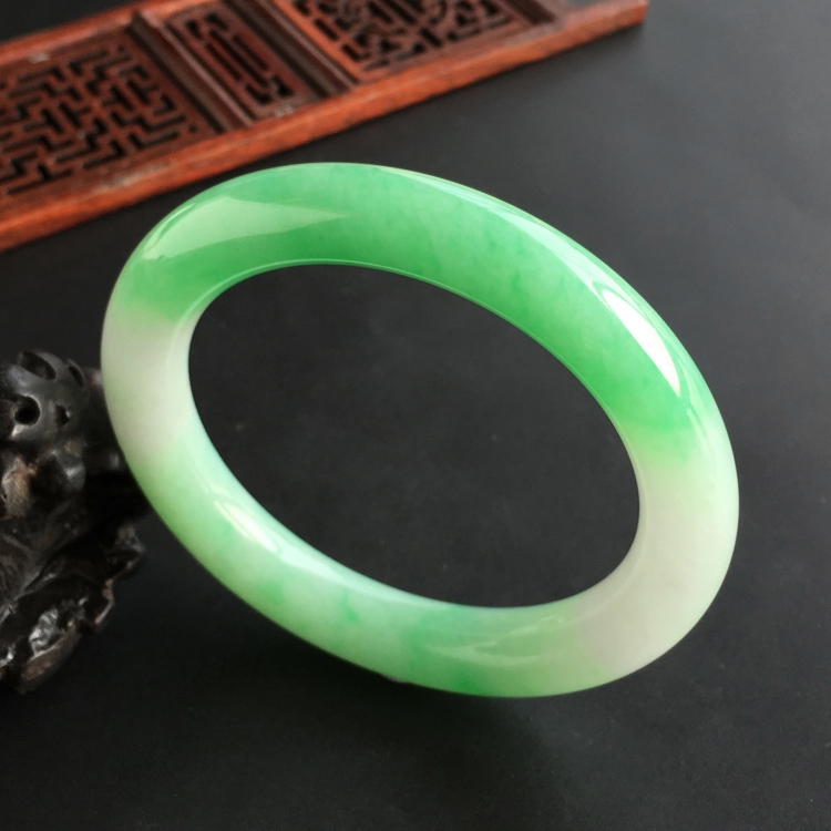 (超值推荐)糯冰种豆绿圆条手镯(58.6mm)
