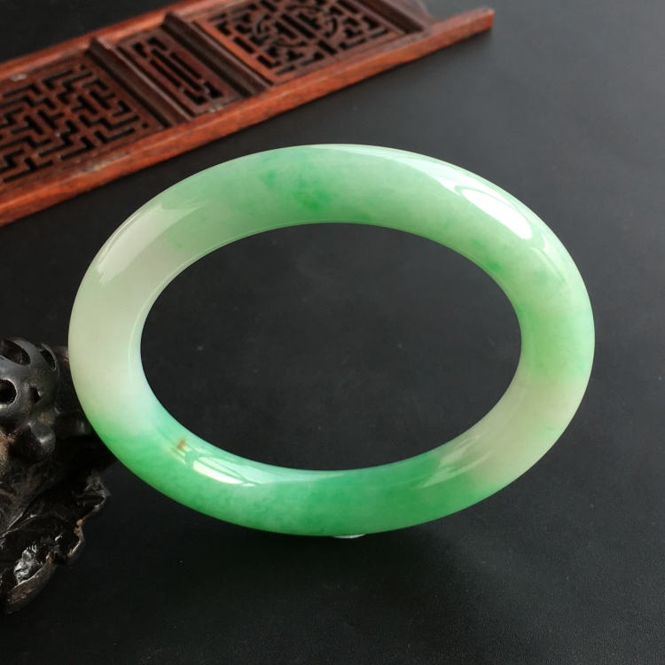 (超值推荐)糯冰种豆绿圆条手镯(58.6mm)