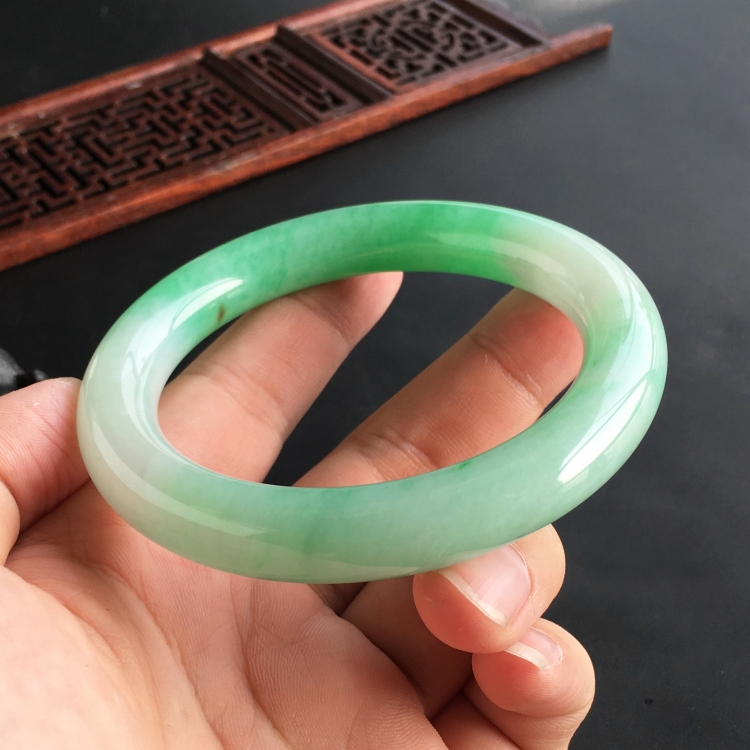 (超值推荐)糯冰种豆绿圆条手镯(58.6mm)