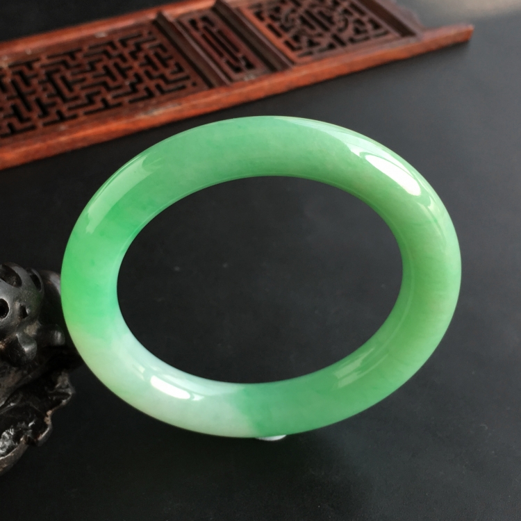 (超值推荐)糯冰种豆绿圆条手镯(56mm)