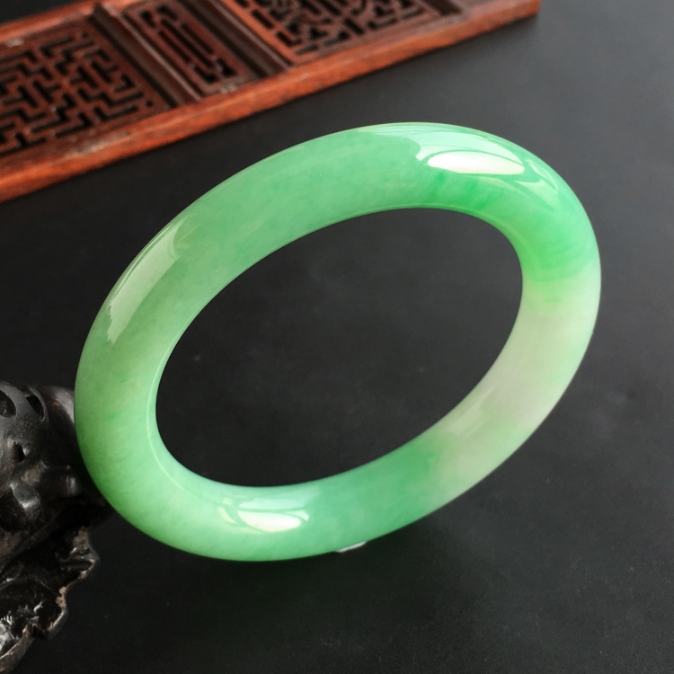 (超值推荐)糯冰种豆绿圆条手镯(56mm)