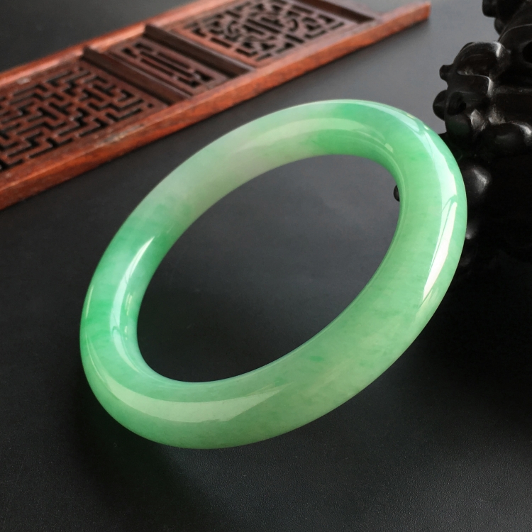 (超值推荐)糯冰种豆绿圆条手镯(56mm)
