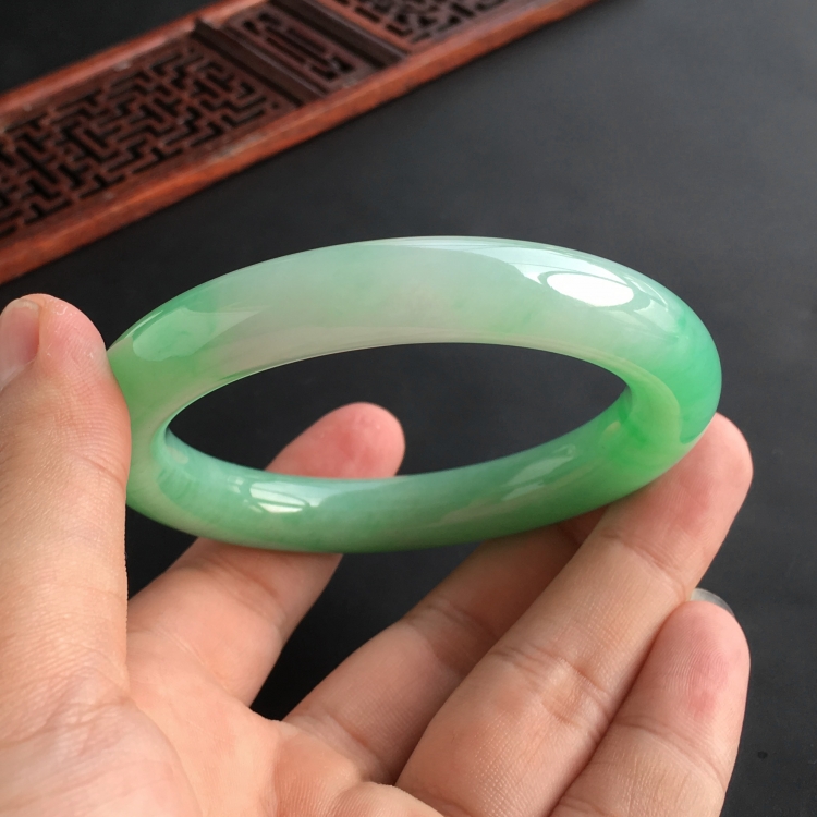 (超值推荐)糯冰种豆绿圆条手镯(56mm)