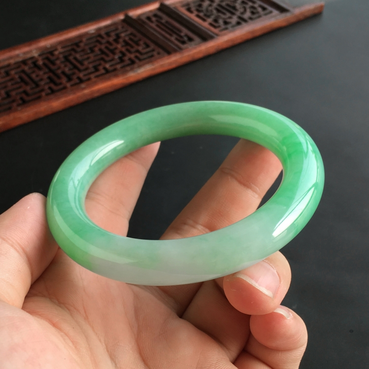 (超值推荐)糯冰种豆绿圆条手镯(56mm)