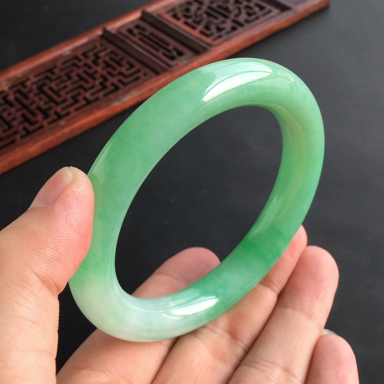(超值推荐)糯冰种豆绿圆条手镯(56mm)
