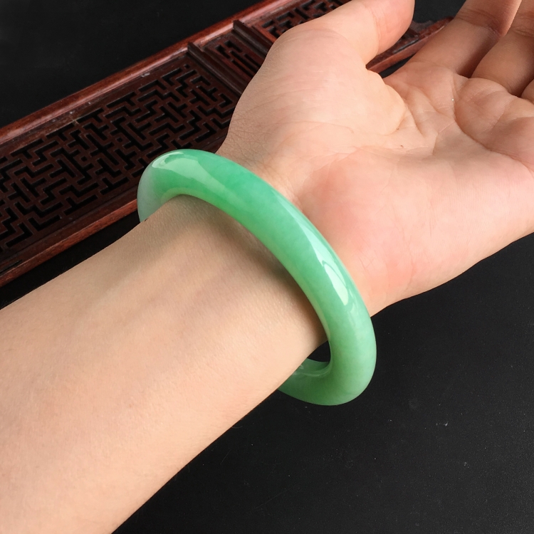 (超值推荐)糯冰种豆绿圆条手镯(56mm)