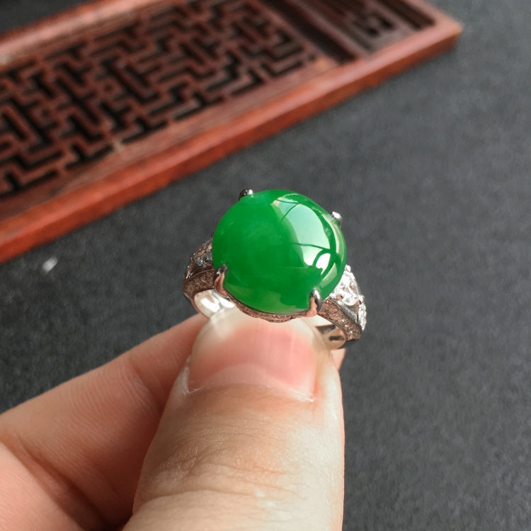 (超值推荐)糯冰种阳绿镶白金钻石戒指