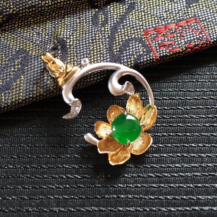 (超值推荐)冰种阳绿镶白金钻石花型胸坠