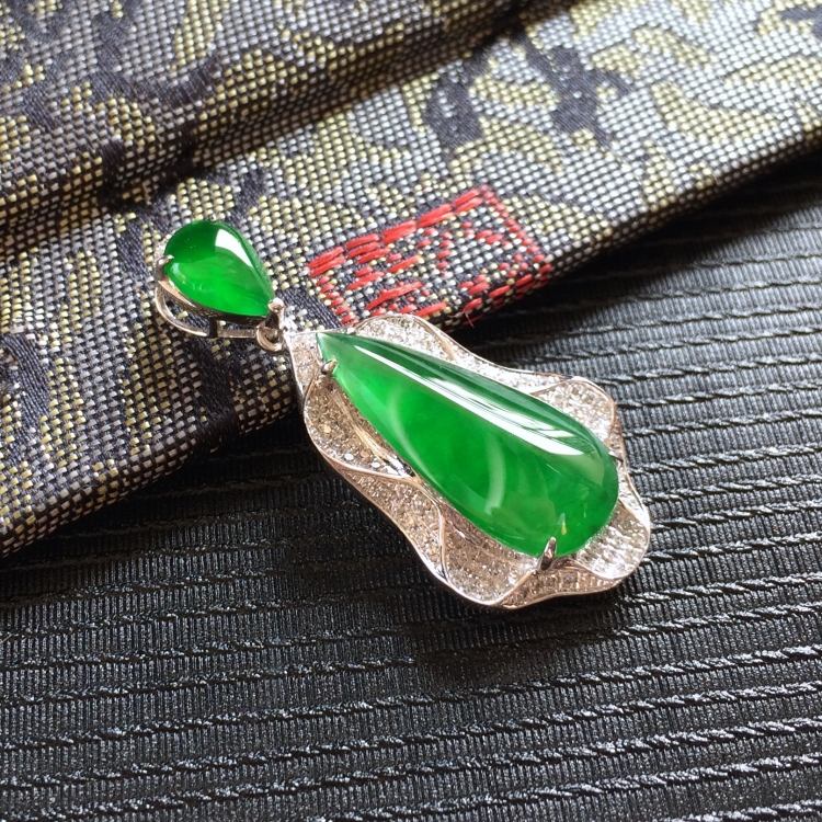(超值推荐)冰种阳绿镶白金钻石水滴胸坠