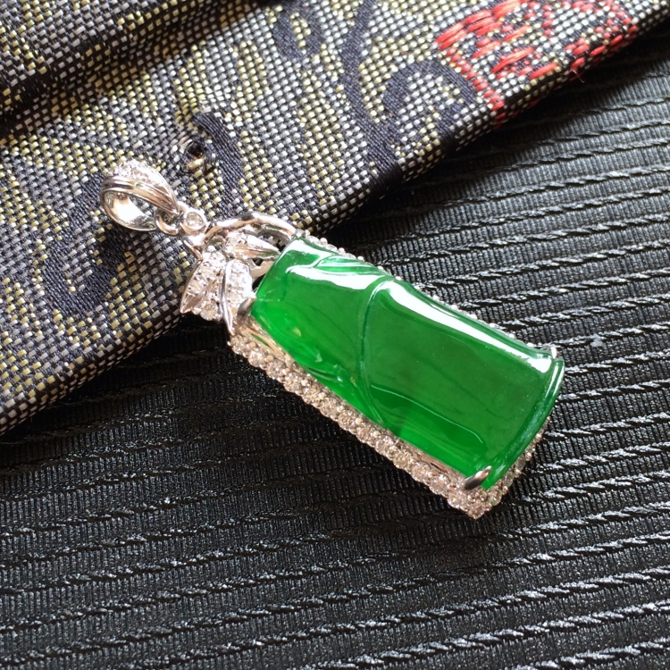 (超值推荐)冰种阳绿镶白金钻石节节高胸坠