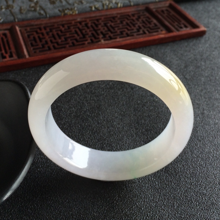 (超值推荐)糯冰种淡三彩手镯(55.6mm)