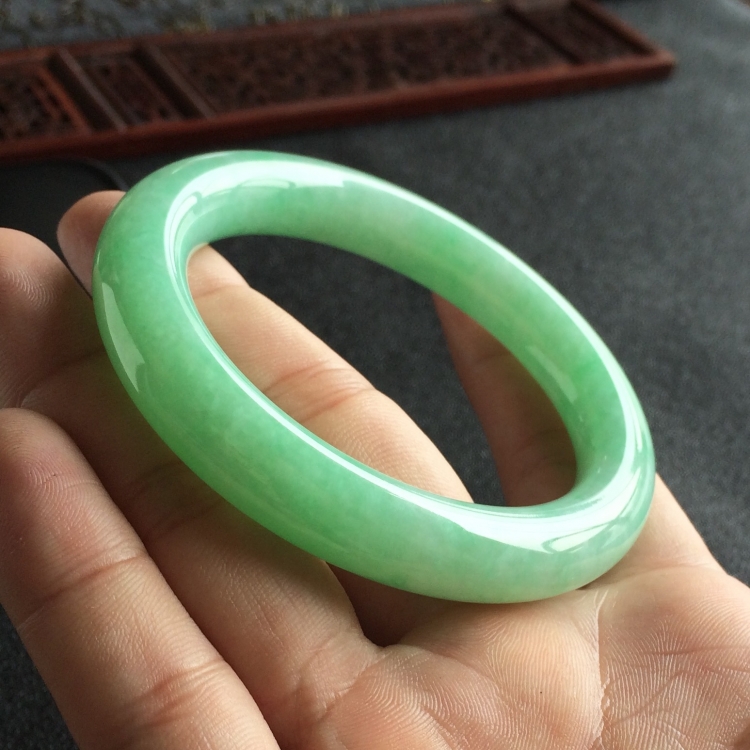 (超值推荐)糯冰种豆绿圆条手镯(55mm)