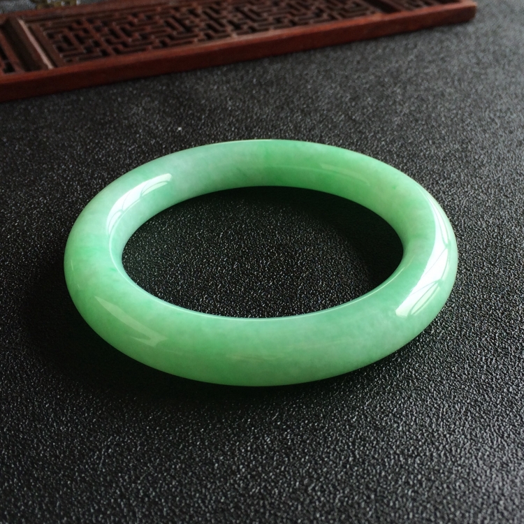 (超值推荐)糯冰种豆绿圆条手镯(55mm)