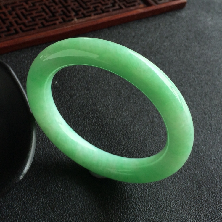 (超值推荐)糯冰种豆绿圆条手镯(55mm)