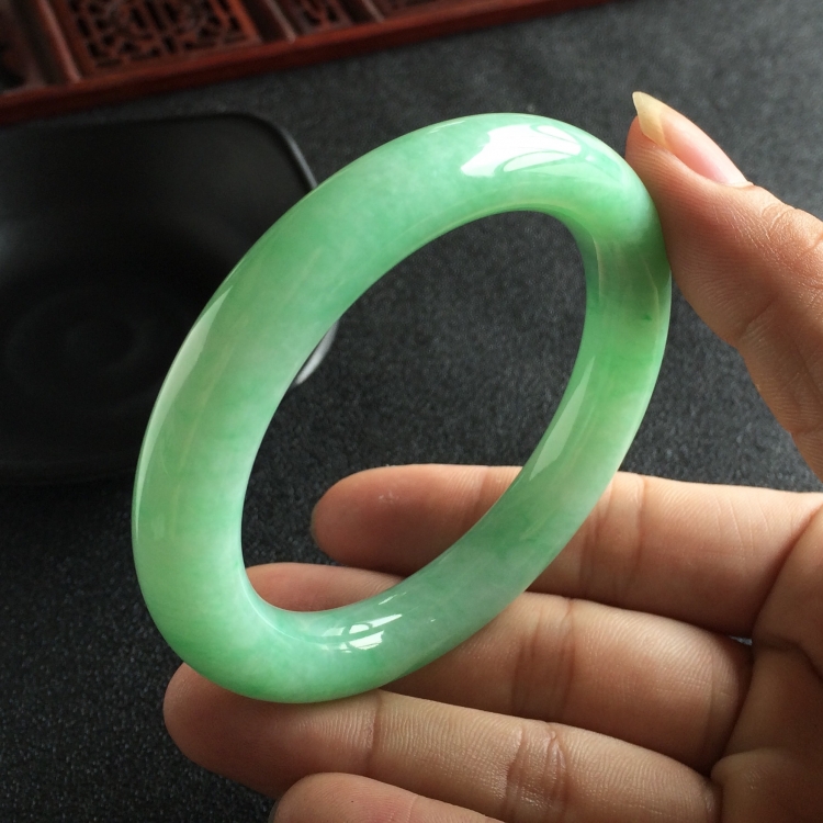(超值推荐)糯冰种豆绿圆条手镯(55mm)