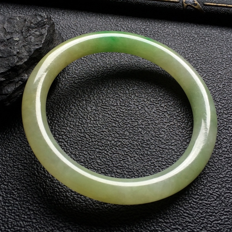 （超值推荐）糯冰种淡黄加绿圆条手镯（55mm）