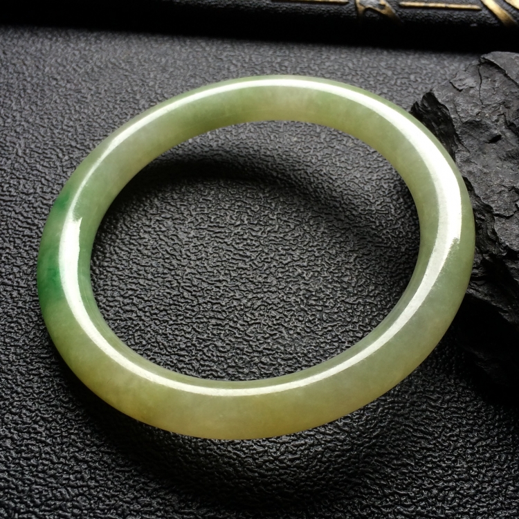 （超值推荐）糯冰种淡黄加绿圆条手镯（55mm）