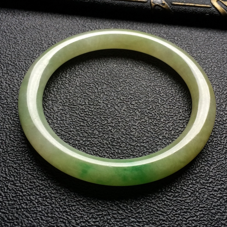 （超值推荐）糯冰种淡黄加绿圆条手镯（55mm）