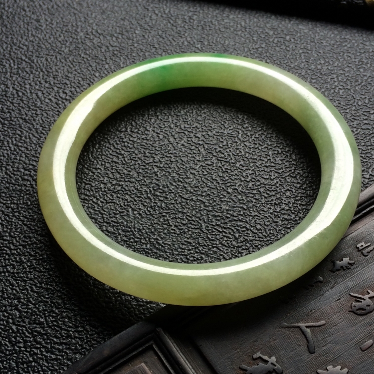（超值推荐）糯冰种淡黄加绿圆条手镯（55mm）