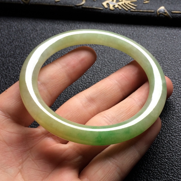 （超值推荐）糯冰种淡黄加绿圆条手镯（55mm）