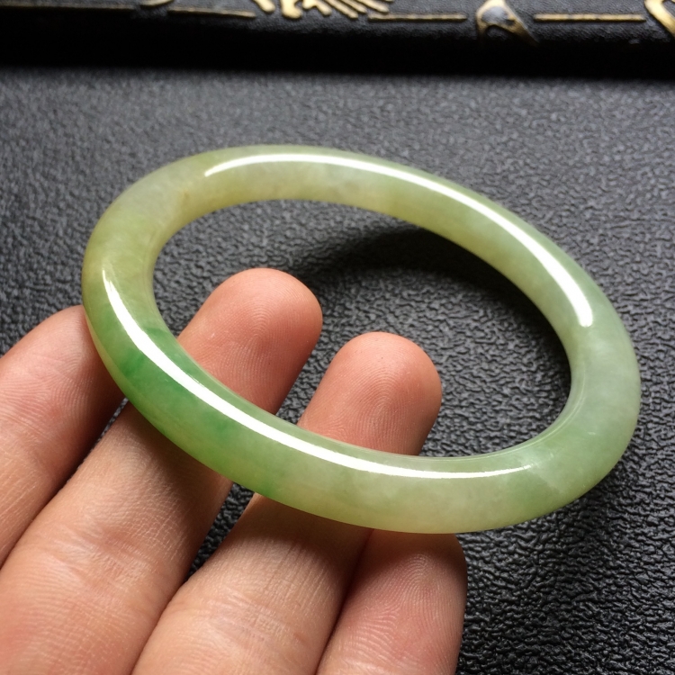 （超值推荐）糯冰种淡黄加绿圆条手镯（55mm）