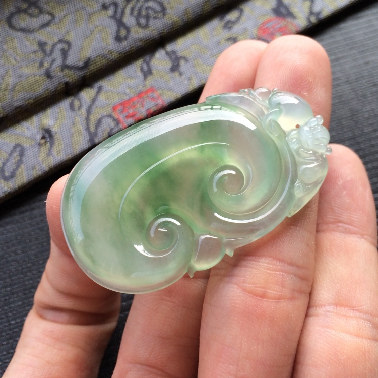 (超值推荐)冰种飘绿花如意挂件