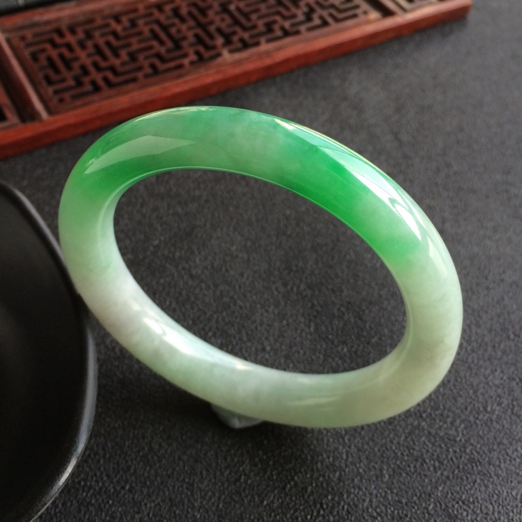 (超值推荐)糯冰种飘翠圆条手镯(56.7mm)