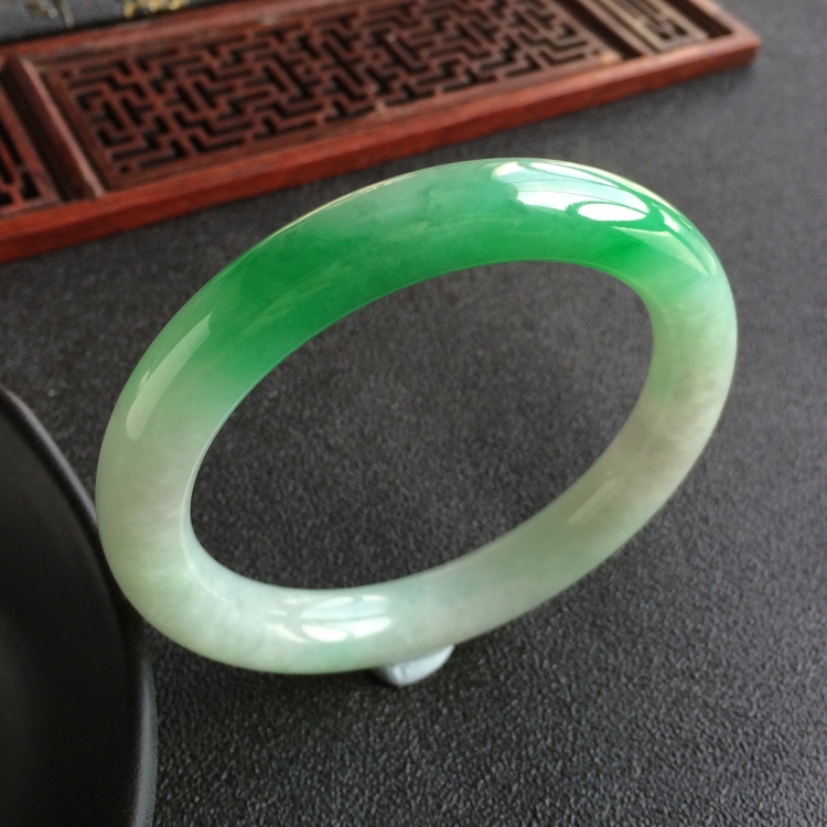 (超值推荐)糯冰种飘翠圆条手镯(56.7mm)