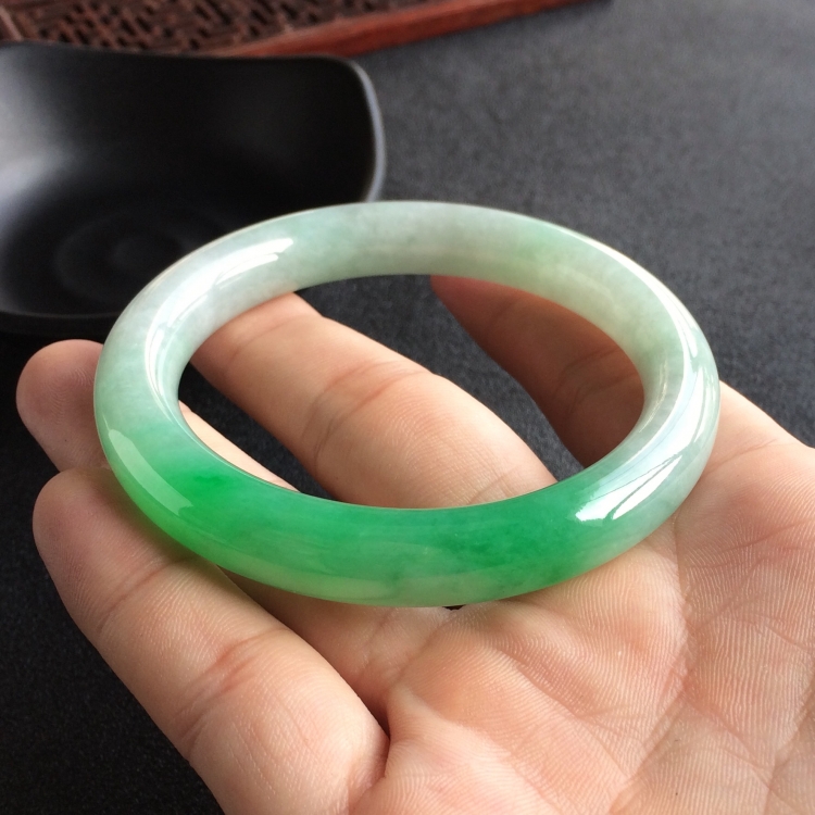 (超值推荐)糯冰种飘翠圆条手镯(56.7mm)