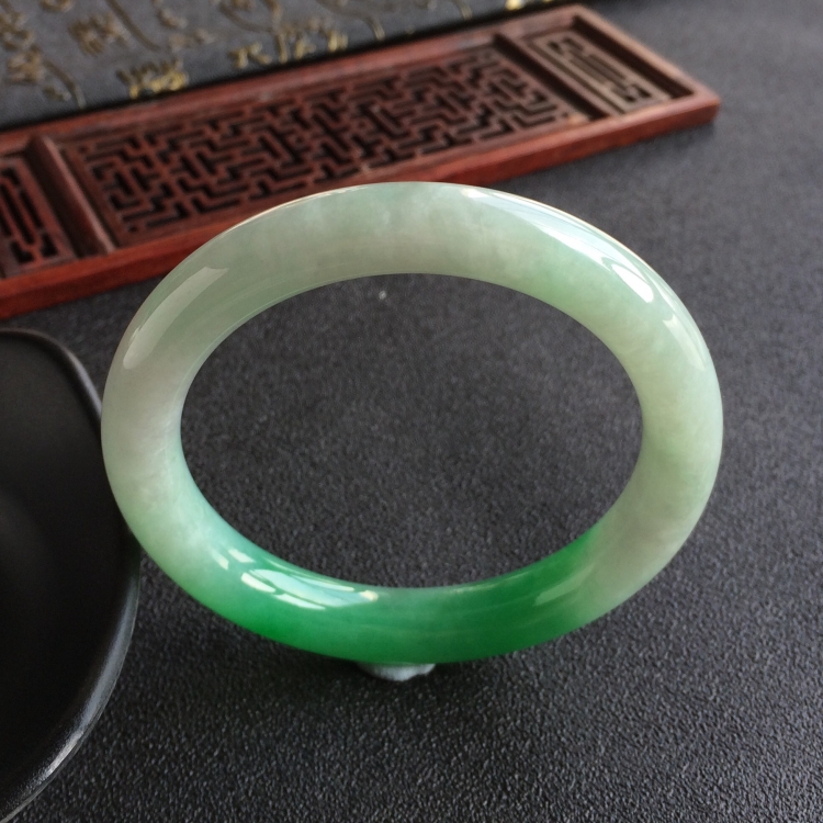 (超值推荐)糯冰种飘翠圆条手镯(56.7mm)