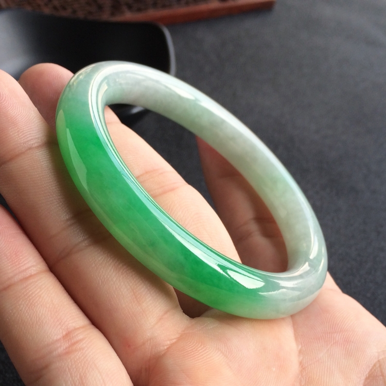 (超值推荐)糯冰种飘翠圆条手镯(56.7mm)
