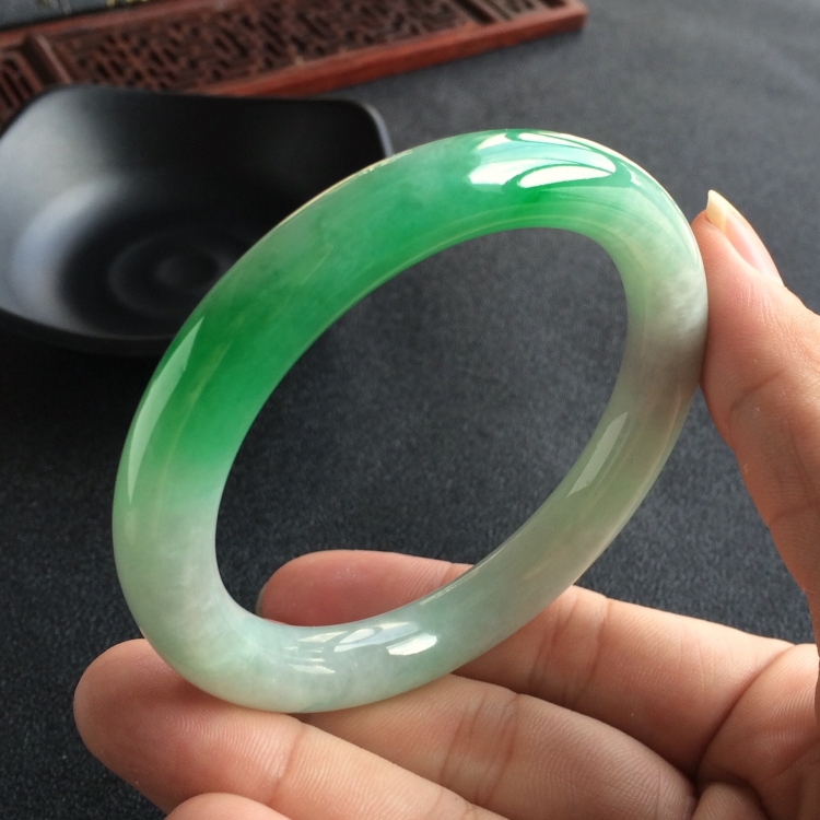 (超值推荐)糯冰种飘翠圆条手镯(56.7mm)