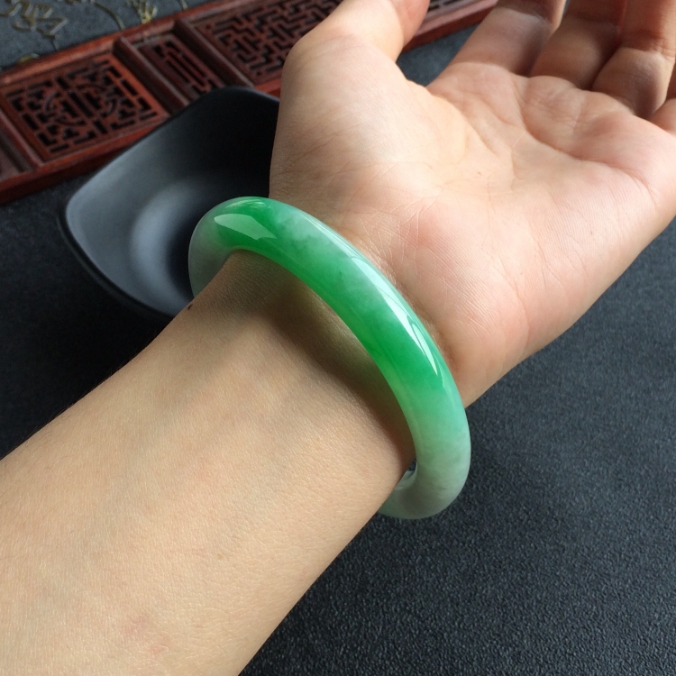 (超值推荐)糯冰种飘翠圆条手镯(56.7mm)