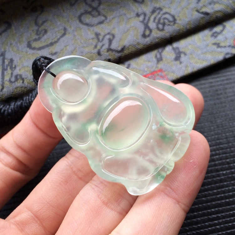 (超值推荐)冰种飘绿花布袋佛挂件