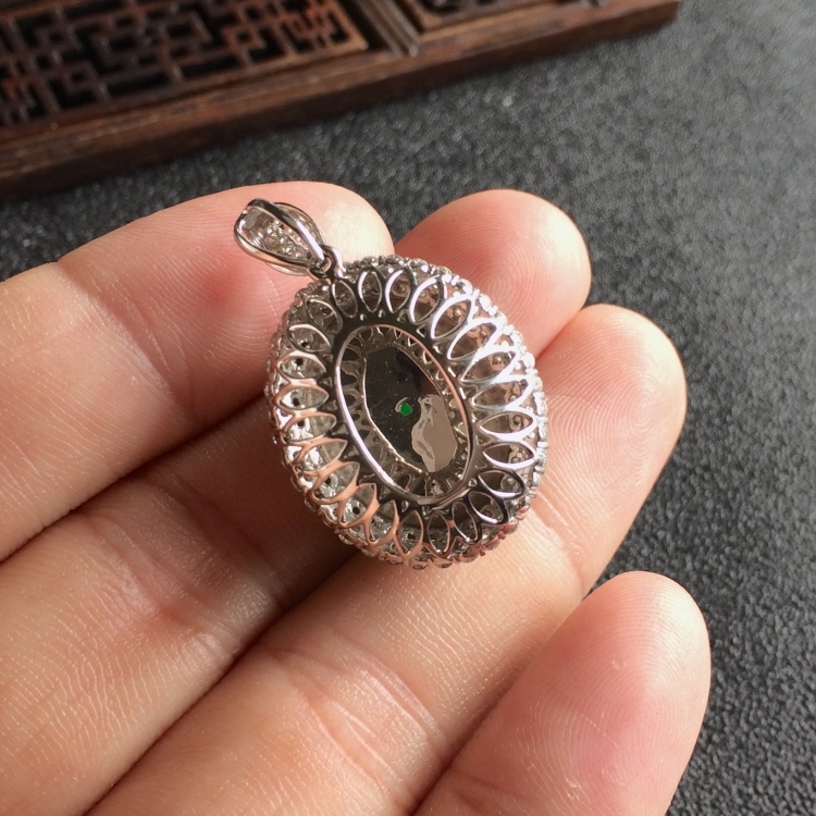 (超值推荐)糯冰种翠色镶白金钻石胸坠