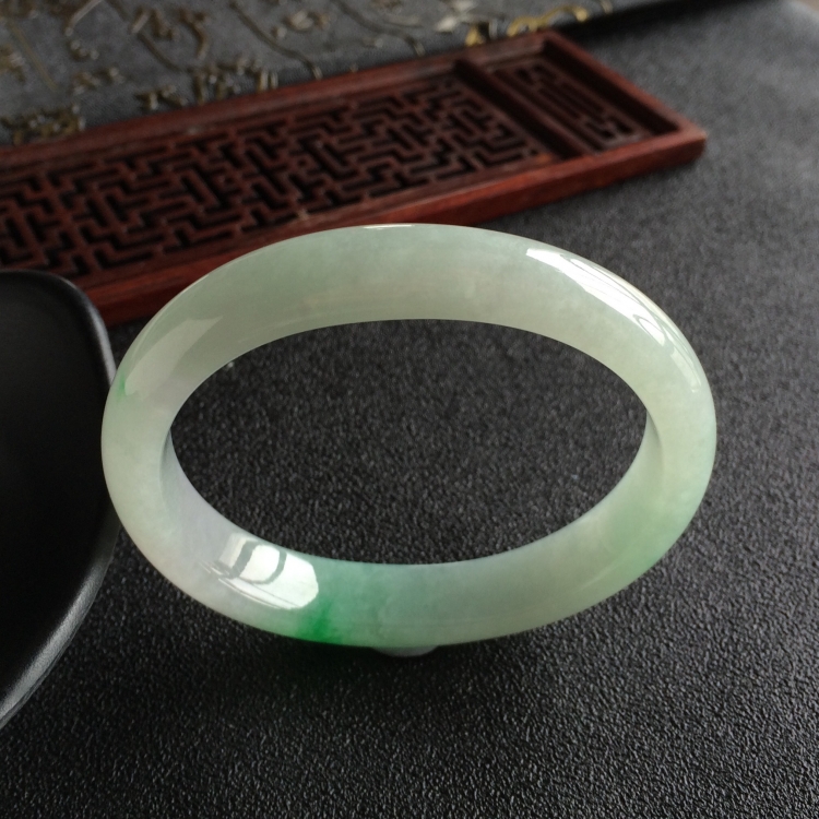 (超值推荐)糯冰种飘翠贵妃镯(55.6mm-46.4mm)