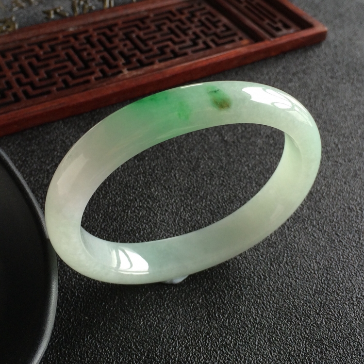 (超值推荐)糯冰种飘翠贵妃镯(55.6mm-46.4mm)