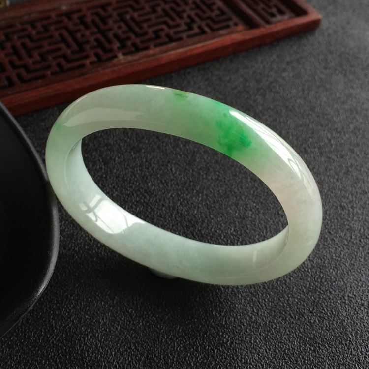 (超值推荐)糯冰种飘翠贵妃镯(55.6mm-46.4mm)
