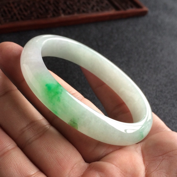 (超值推荐)糯冰种飘翠贵妃镯(55.6mm-46.4mm)