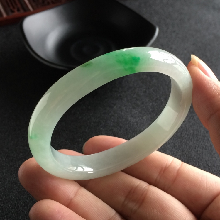 (超值推荐)糯冰种飘翠贵妃镯(55.6mm-46.4mm)