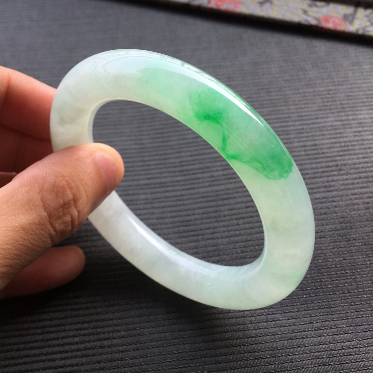 (超值推荐)糯冰种飘翠圆条手镯(57.4mm)
