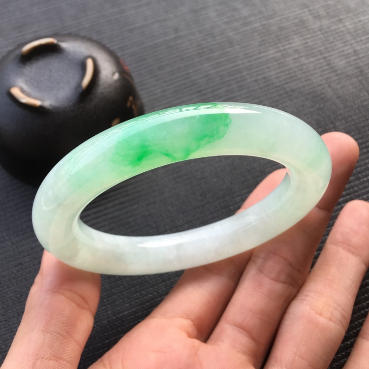 (超值推荐)糯冰种飘翠圆条手镯(57.4mm)