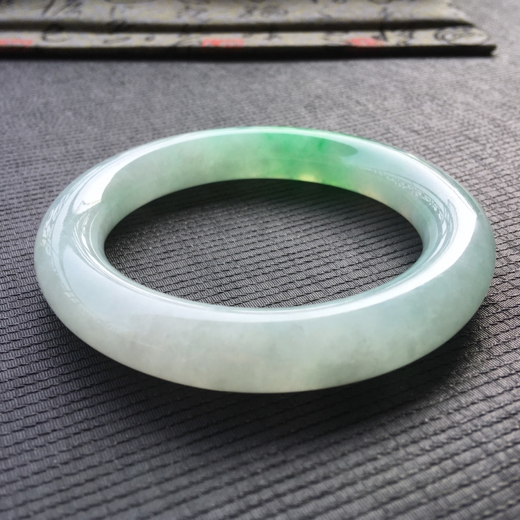 (超值推荐)糯冰种飘翠圆条手镯(57.4mm)