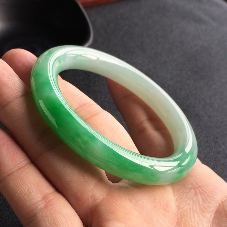 (超值推荐)糯冰种飘翠圆条手镯(57.1mm)
