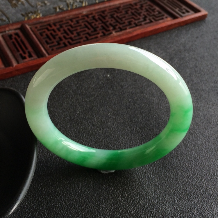 (超值推荐)糯冰种飘翠圆条手镯(57.1mm)