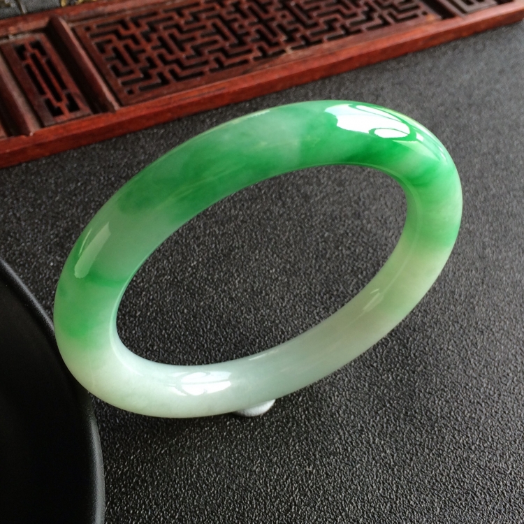(超值推荐)糯冰种飘翠圆条手镯(57.1mm)