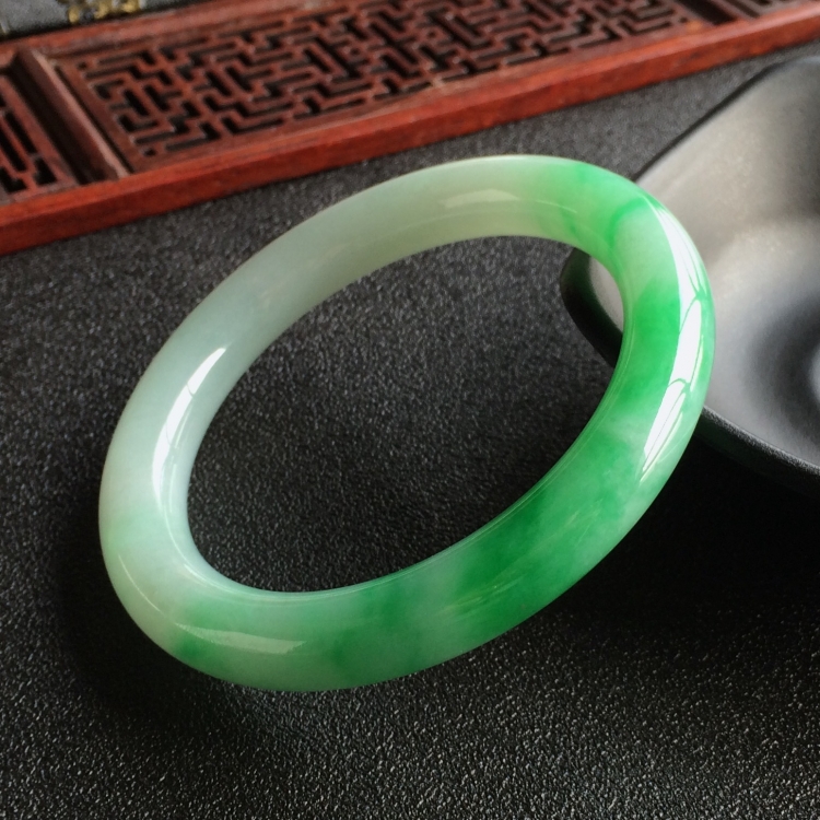 (超值推荐)糯冰种飘翠圆条手镯(57.1mm)