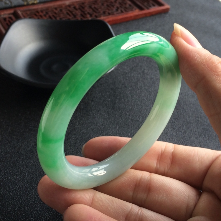 (超值推荐)糯冰种飘翠圆条手镯(57.1mm)
