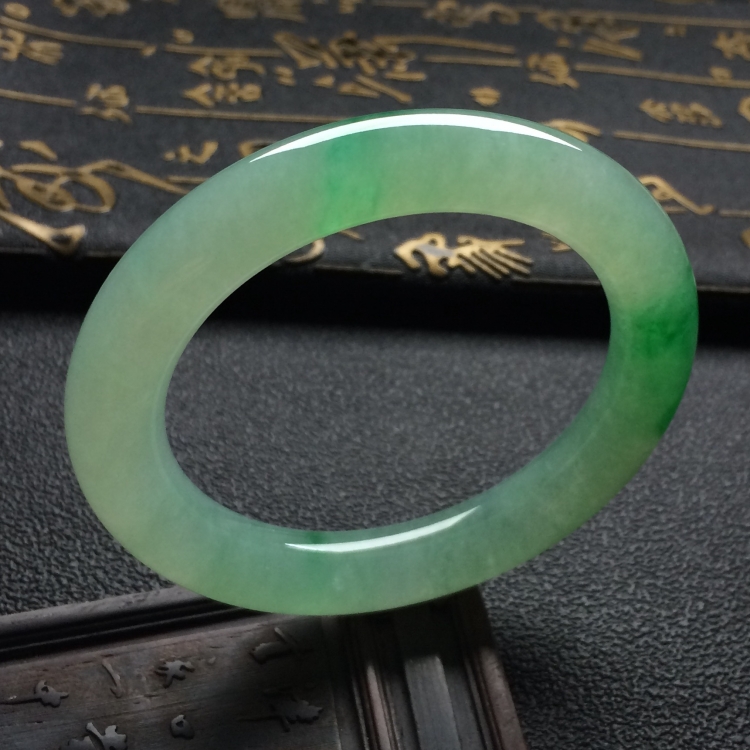 （超值推荐）糯冰种飘翠圆条手镯（55.5mm）