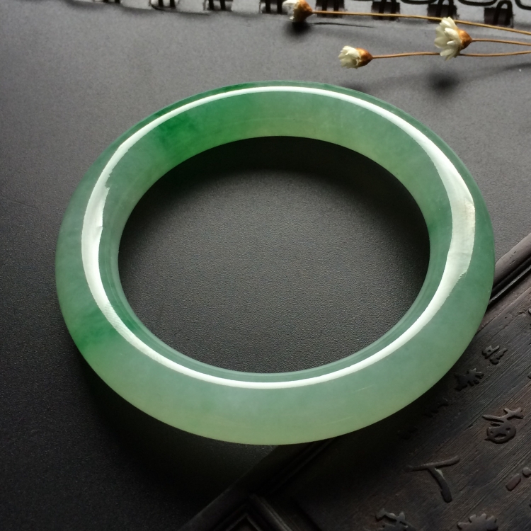 （超值推荐）糯冰种飘翠圆条手镯（55.5mm）